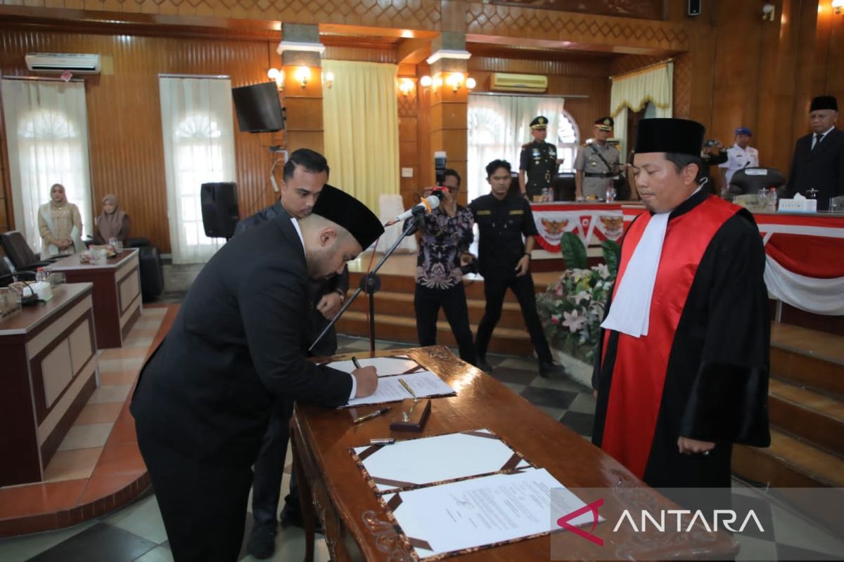 Aidi dan Ranto dilantik sebagai PAW anggota DPRD Asahan