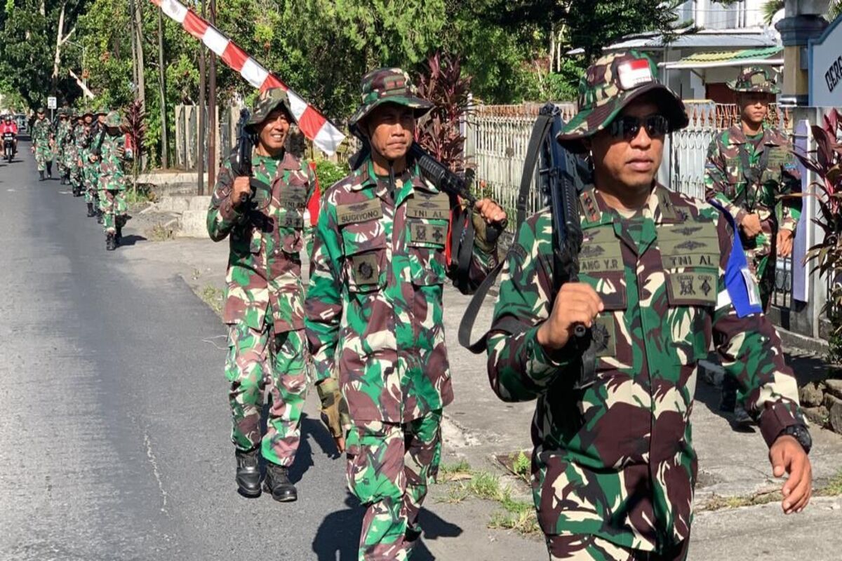 Lanudal Manado laksanakan lintas medan bersenjata tingkatkan kemampuan prajurit