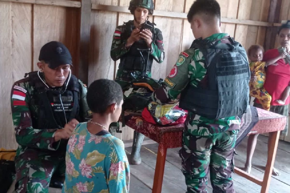 Satgas Yonif 310/KK kunjungi dan obati warga perbatasan RI-PNG