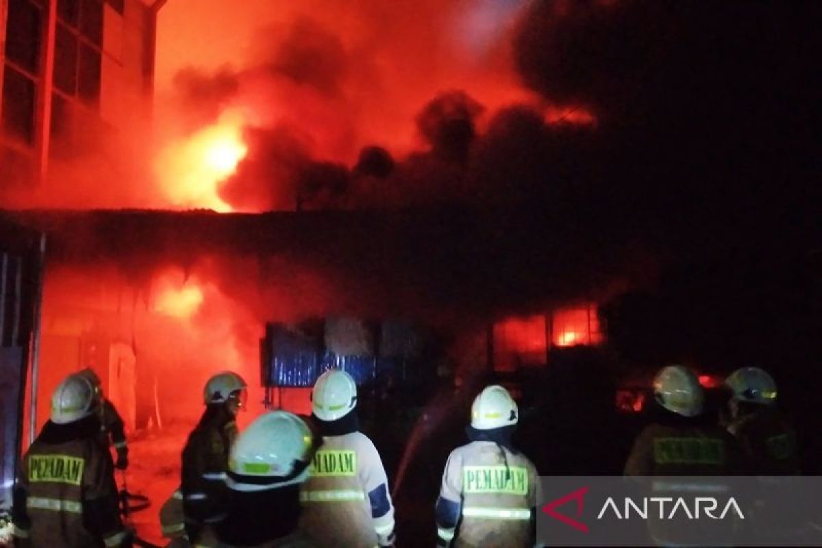 Enam lapak untuk produksi mebel di Pondok Bambu ludes terbakar