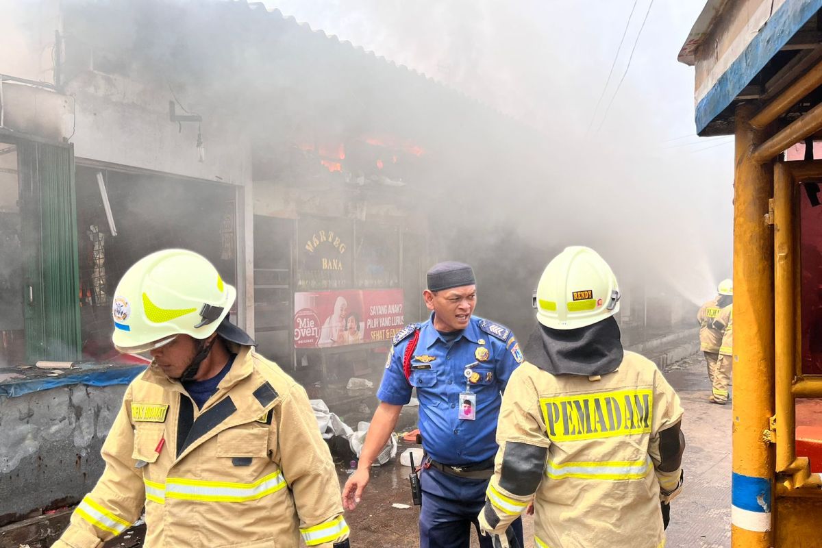 Api berasal dari warung kopi, 18 lapak di Pasar Angke Tambora terbakar