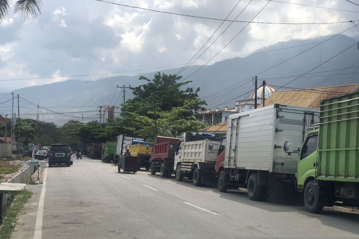 BBM Tersendat di Palu, Supir-truk menginap di SPBU