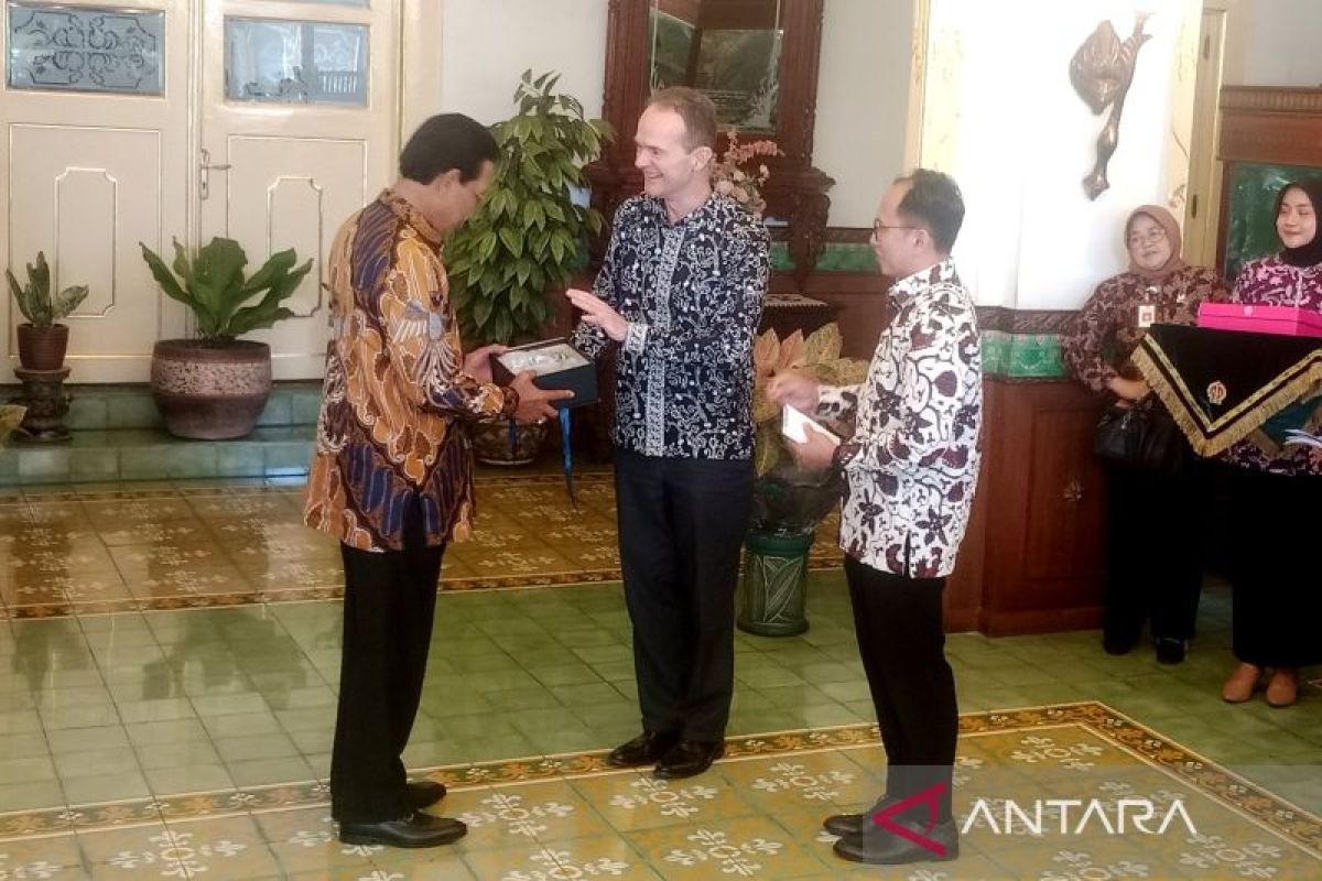 Dubes Inggris menyerahkan salinan 120 manuskrip Jawa kepada Sultan HB X