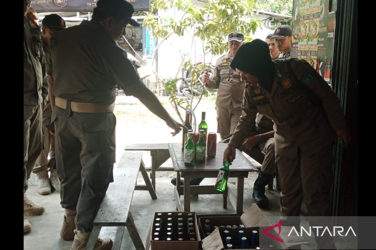 Satpol PP Belitung amankan penjualan ratusan botol miras tanpa izin