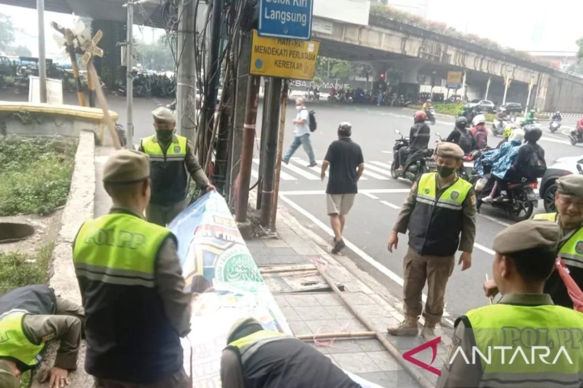 Legislator desak Bawaslu DKI tertibkan pelanggar alat peraga kampanye