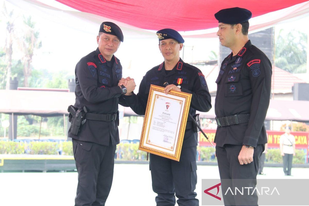 Brimobda Polda Sumsel simulasikan pengamanan VIP-VVIP untuk pemilu