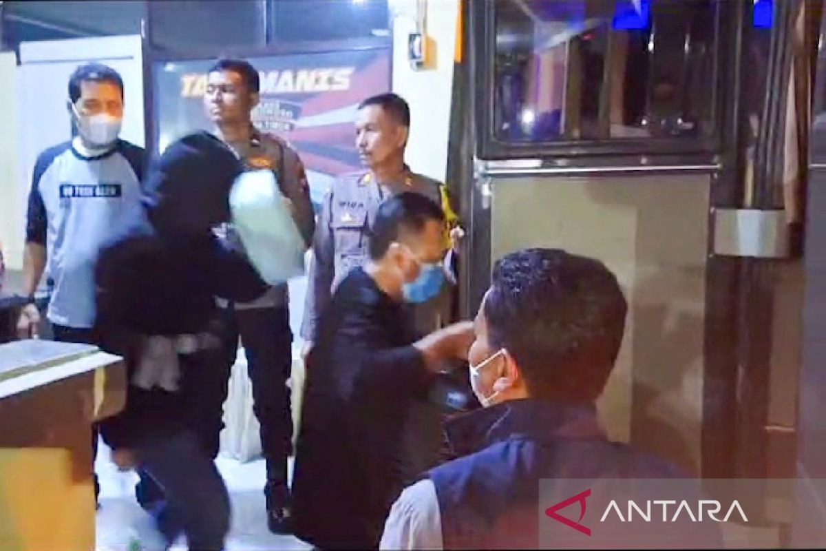 Tiga orang kena OTT KPK di Bondowoso dibawa ke Jakarta
