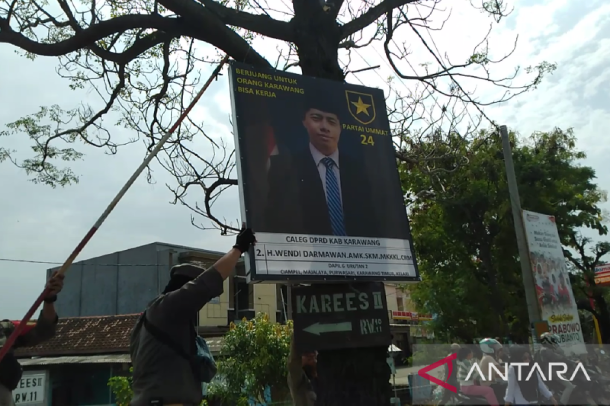 Bawaslu Karawang bersama Satpol PP tertibkan APS mengandung unsur kampanye
