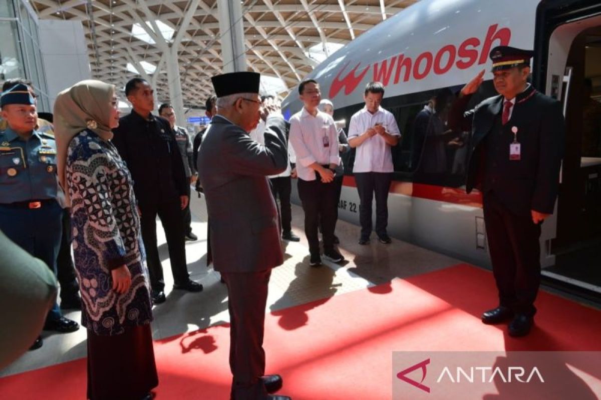 Ma'ruf Amin kunjungan kerja ke Bandung naik Kereta Cepat Whoosh