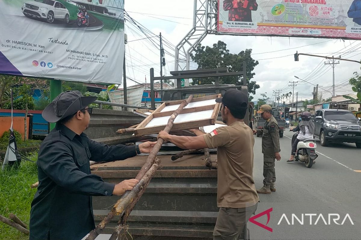 Tim gabungan tertibkan ratusan APK dan APS melanggar aturan di Singkawang