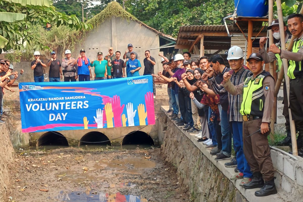 Karyawan Krakatau Steel Group Bergerak Bersama Lakukan Normalisasi Aliran Sungai Kubangsari