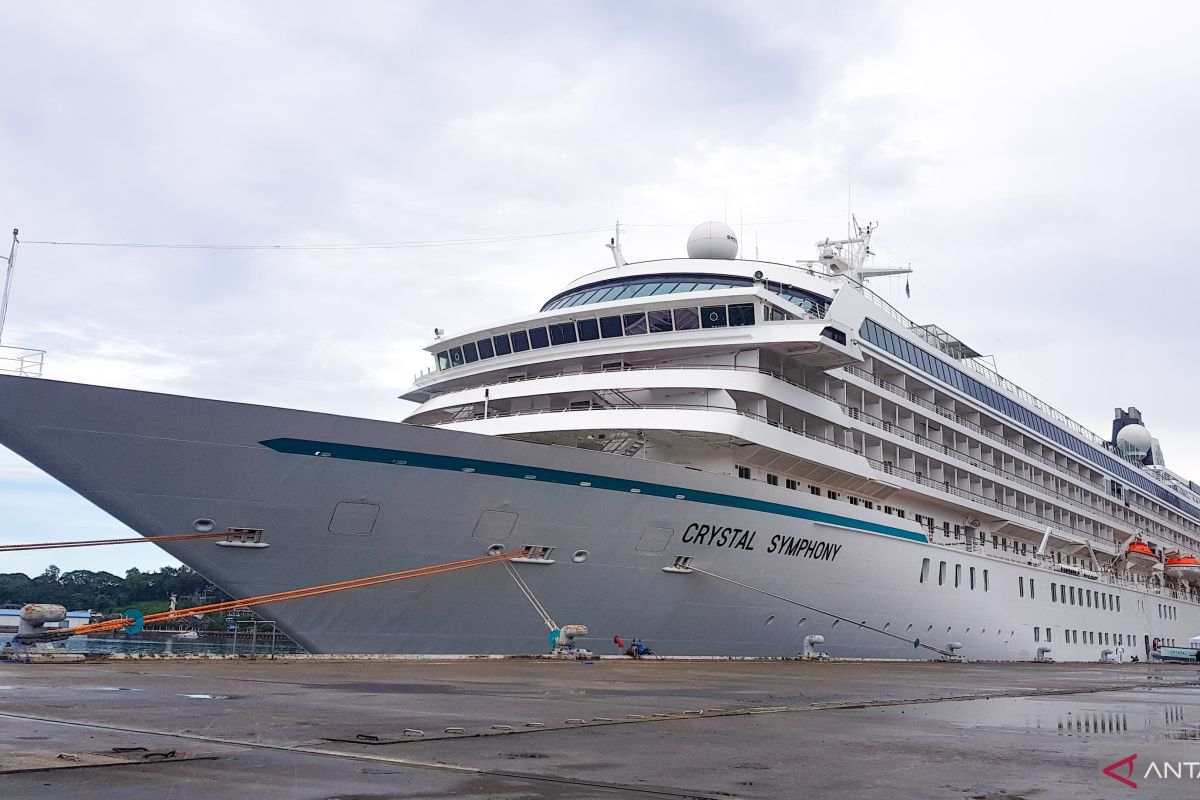 Kapal pesiar Crystal Symphony bawa 105 turis asing bersandar di Sabang