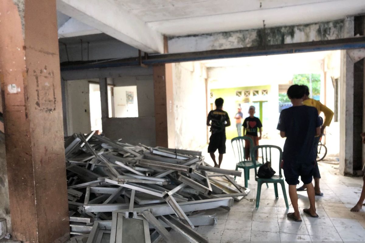 Aksi pencurian besi rumah susun di Kota Palu