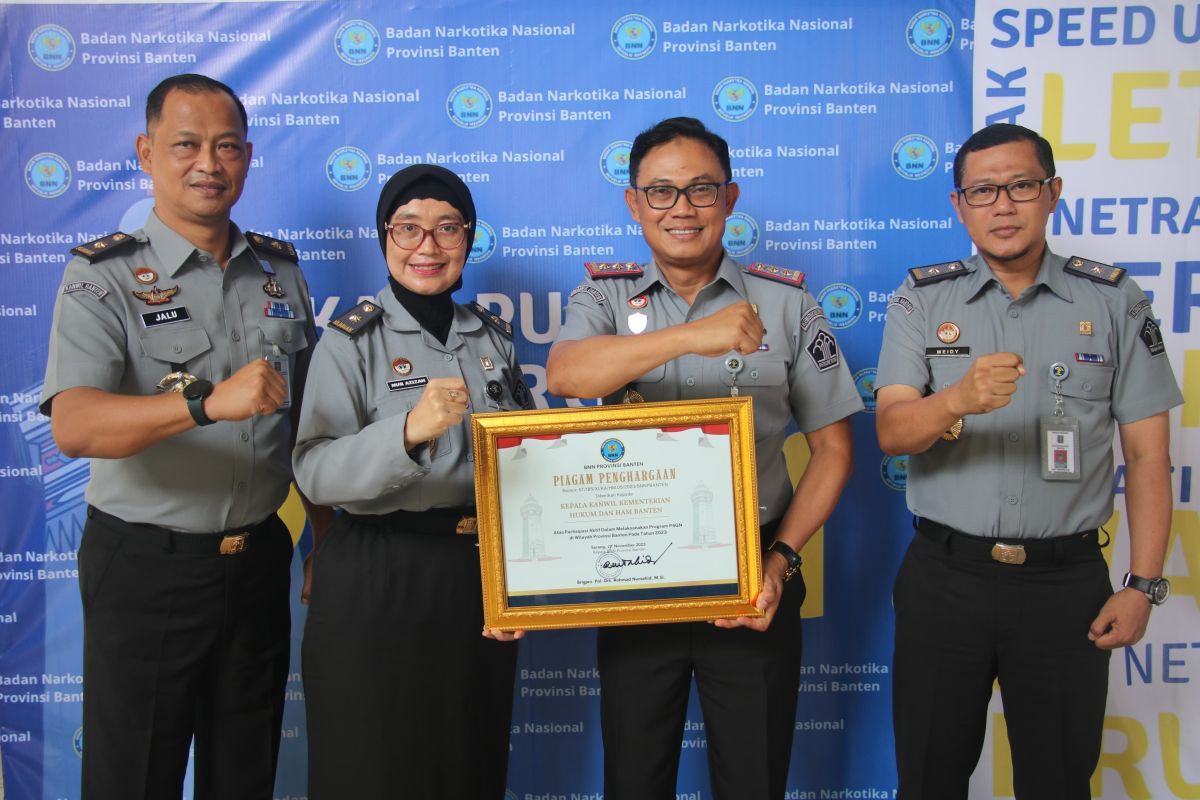 Kanwil Kemenkumham Banten terima penghargaan dari BNNP