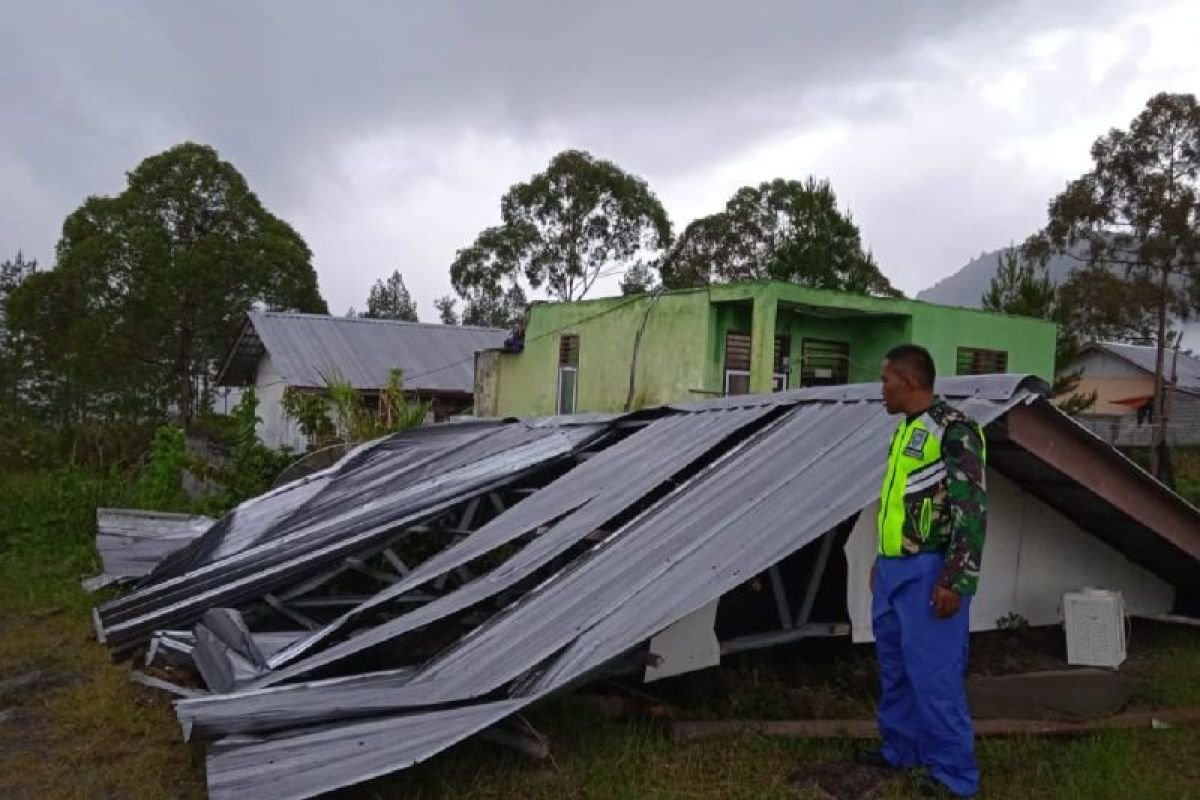 Belasan rumah warga dan asrama TNI Bener Meriah rusak diterjang puting beliung