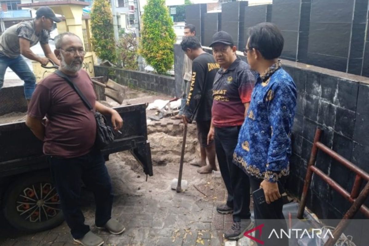 Satpol PP Belitung hentikan pekerjaan penggalian tiang reklame di KV Senang