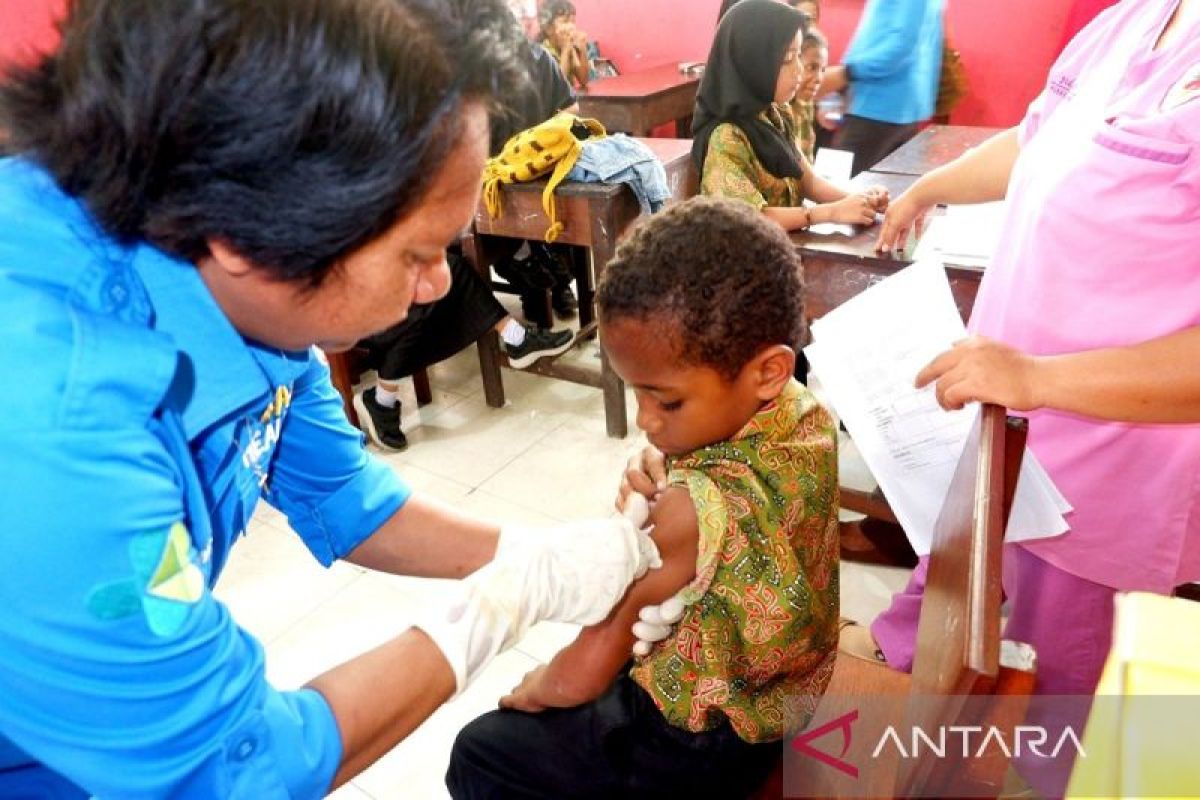 Dinkes beri imunisasi 117 siswa SD di Teluk Bintuni