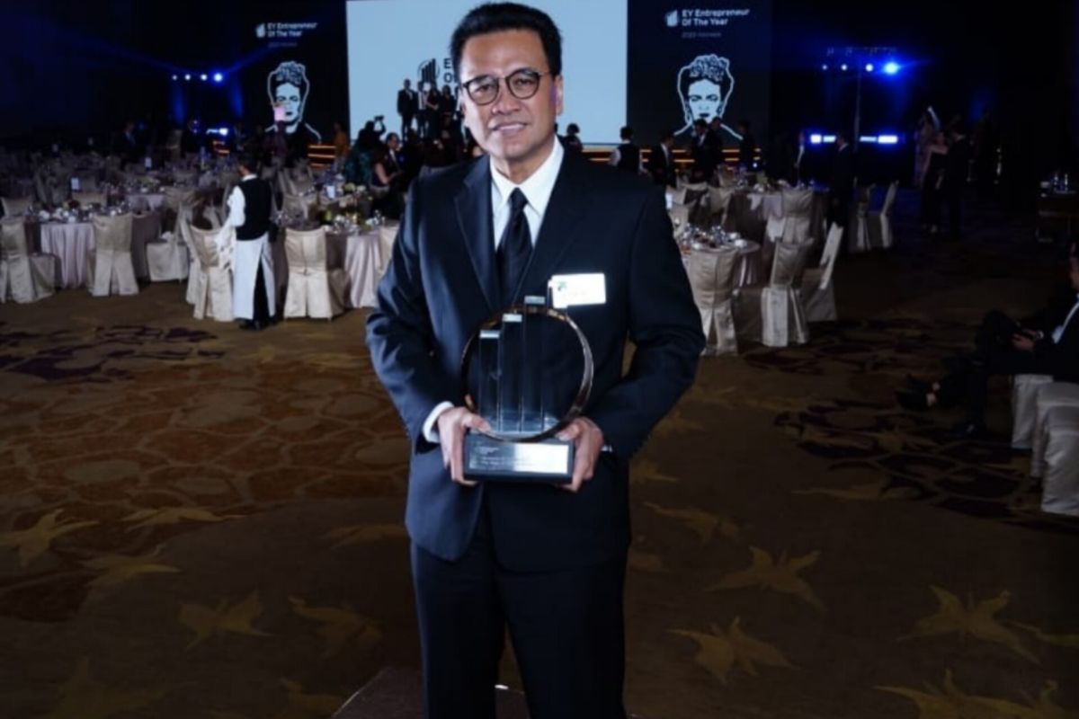 Yozua Makes dinobatkan sebagai Pemenang EY Entrepreneur of the Year 2023