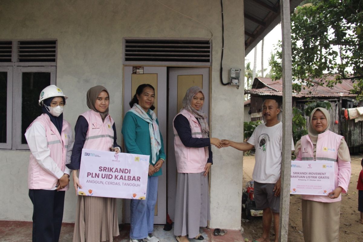 Srikandi PLN  salurkan bantuan listrik gratis untuk warga miskin di Ketapang