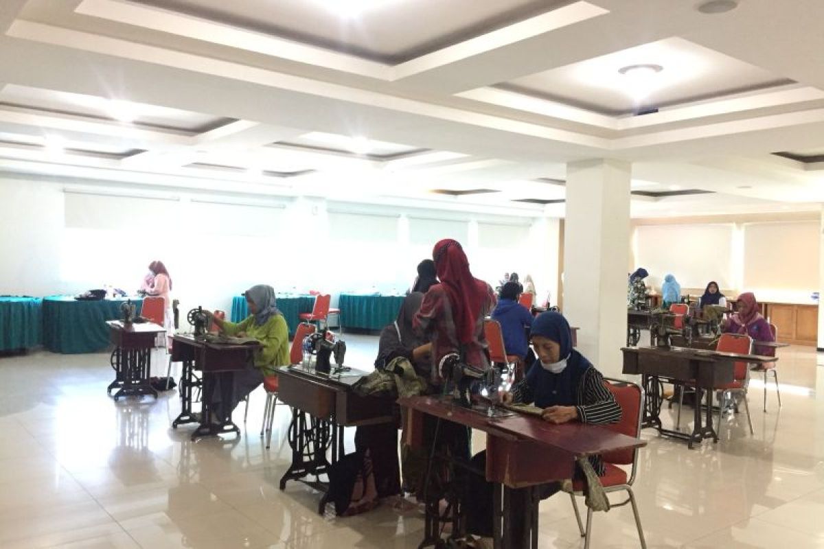 Disperin Koperasi dan UKM Mataram membuka pelatihan menjahit bagi UMKM tingkatkan kualitas
