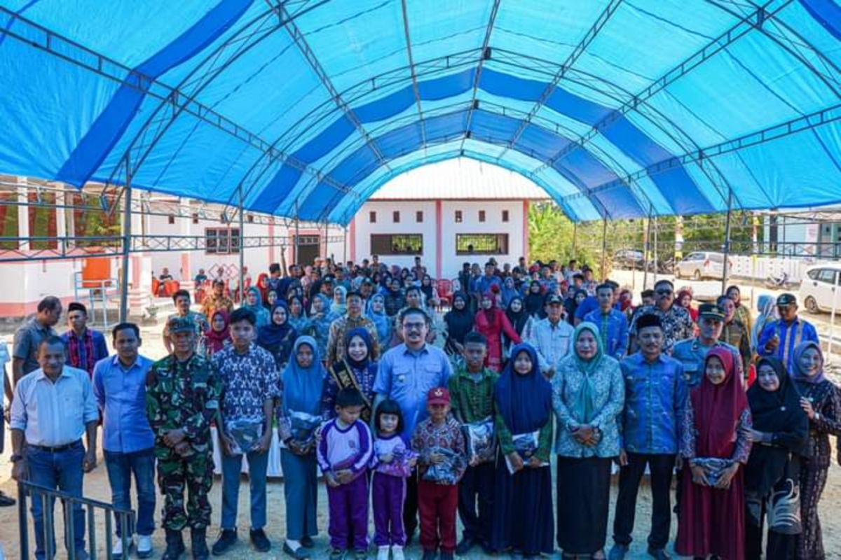 Pemda Koltim salurkan beasiswa pendidikan ke pelajar di Desa Tetewua