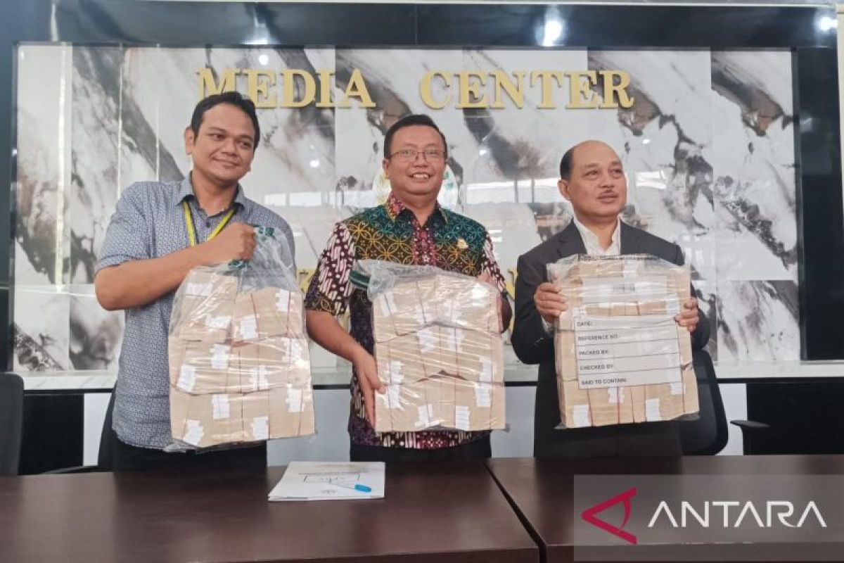 Kejari Surabaya kembalikan barang bukti milik korban 