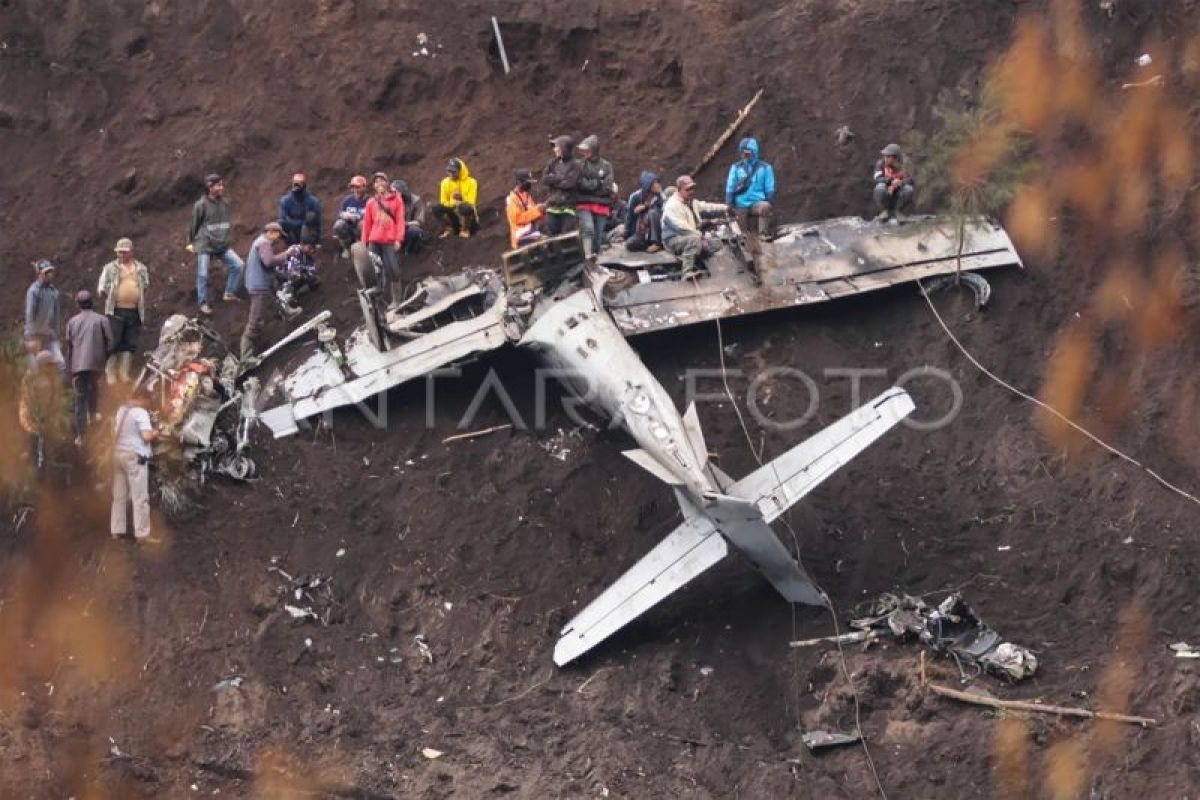 Tim investigasi fokus cari "Flight Data Recorder" dua pesawat jatuh