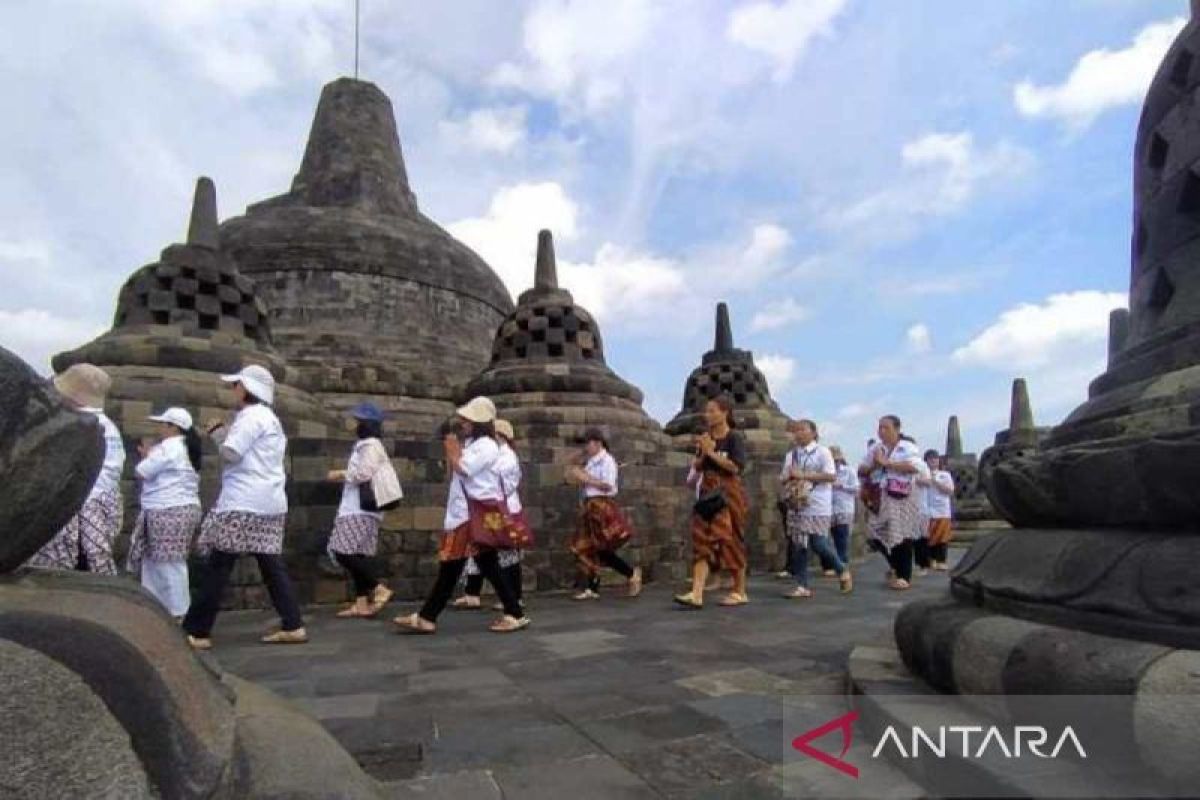 Umat Buddha melakukan doa bersama untuk perdamaian Palestina di Candi Borobudur
