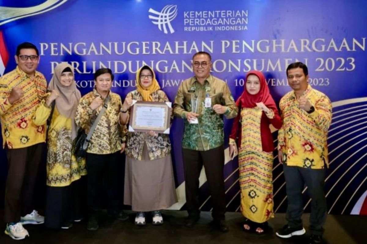 Trade Ministry bestows consumer protection award on South Kalimantan
