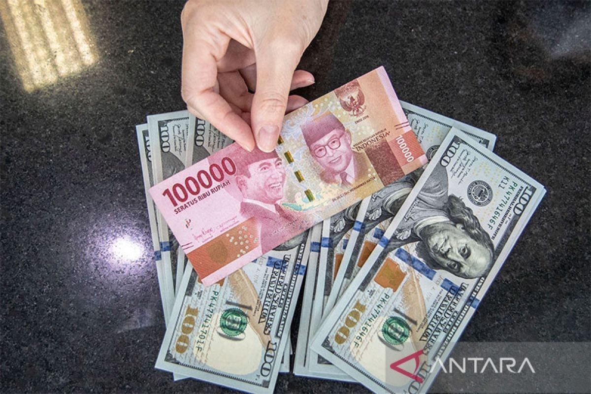 Senin ini rupiah turun menjadi Rp15.605 per dolar AS