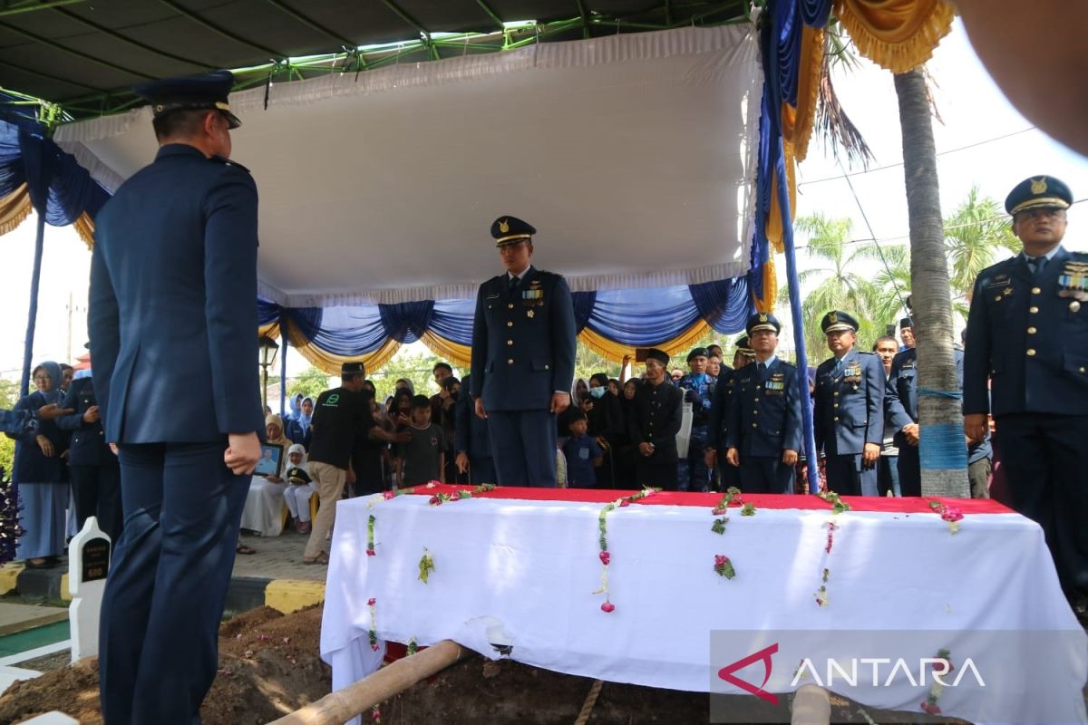 Jenazah Pilot Yuda Seta dimakamkan di Taman Makam Pahlawan Madiun