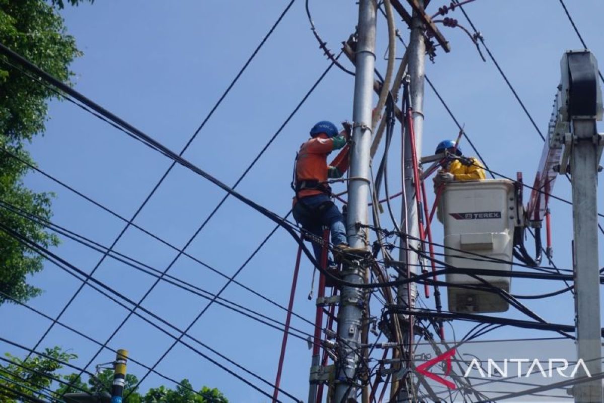 PLN ingatkan warga jaga keamanan gunakan listrik saat musim hujan