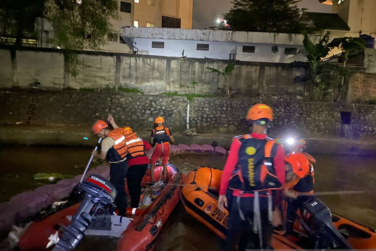 Tim SAR gabungan terus mencari balita yang tenggelam di Sungai Ciliwung