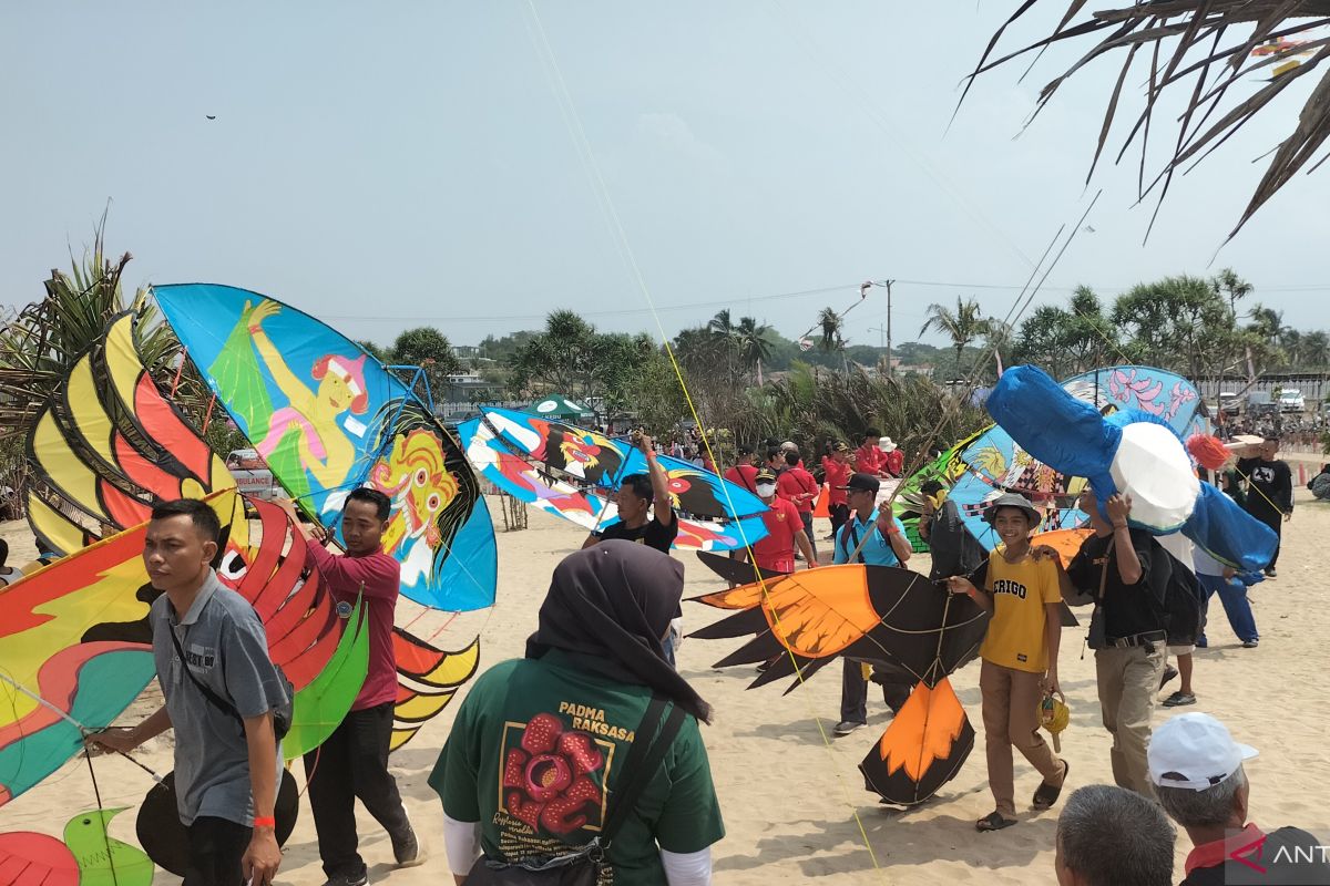 Festival layangan di Pantai Kalianda dongkrak wisatawan