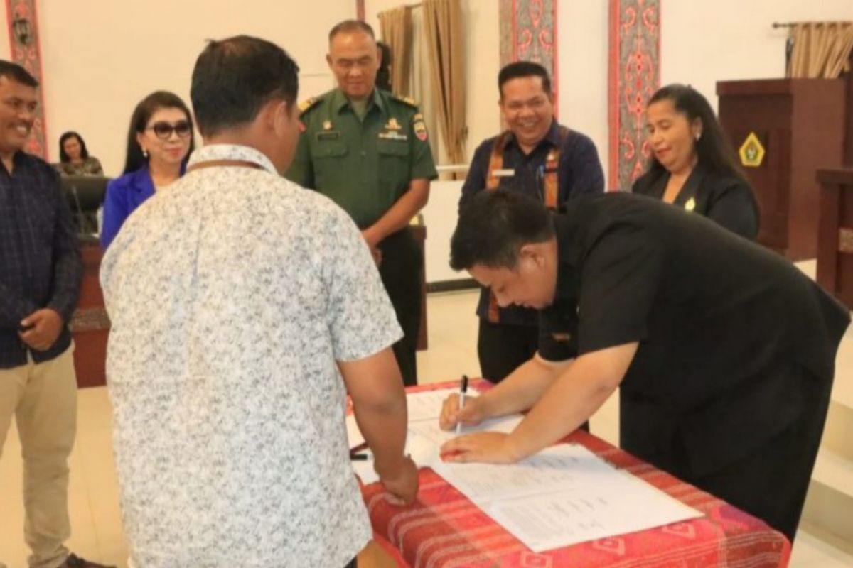 Bupati dan DPRD Samosir tanda tangani kesepatan KUA-PPPS RAPBD TAHUN 2024