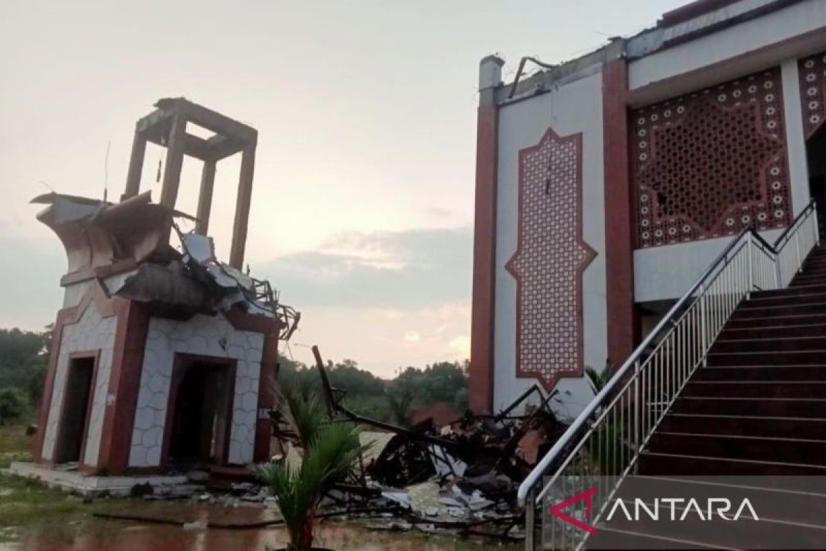 Menara masjid setinggi 20 meter di Bogor ambruk akibat hujan lebat disertai angin kencang