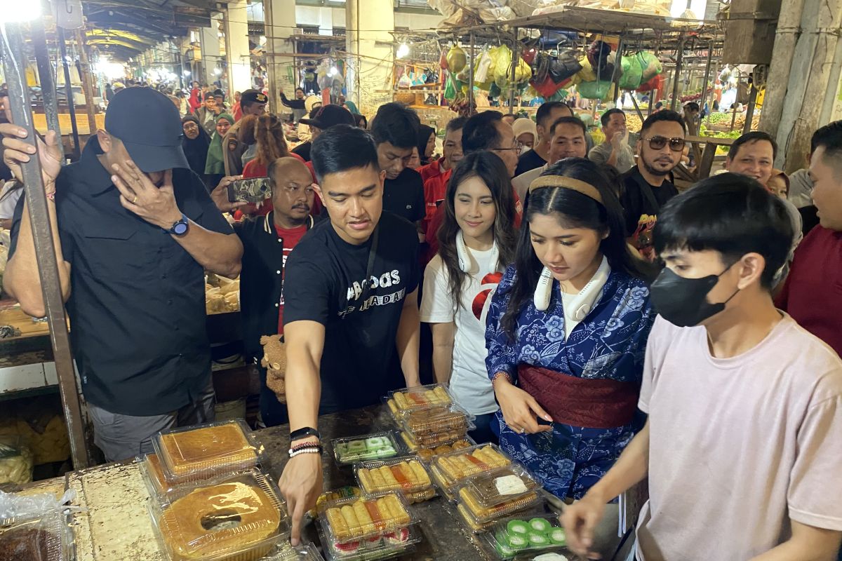 Kaesang sambut aspirasi warga saat mengunjungi Pasar Flamboyan