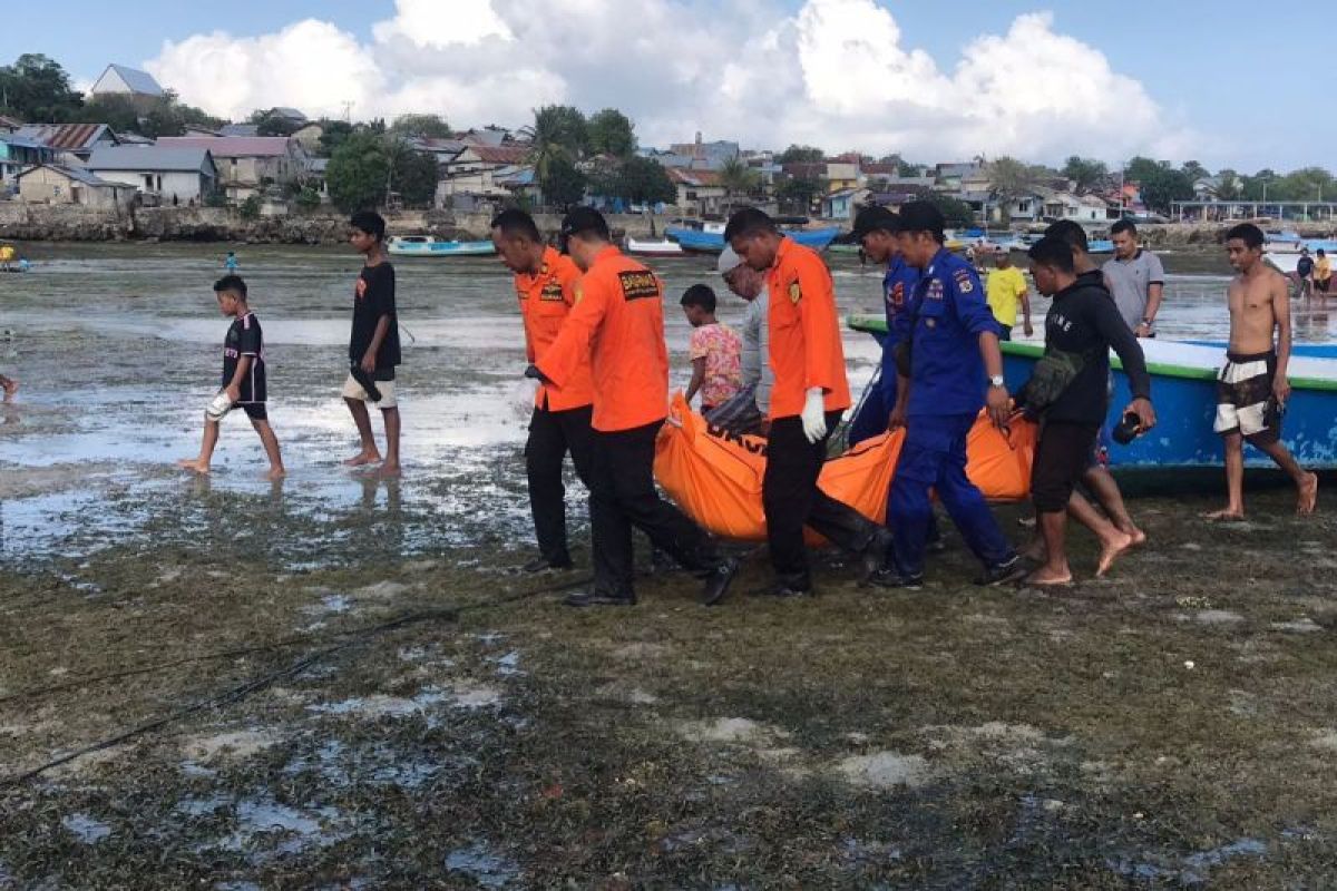Basarnas Kupang evakuasi warga Jerman di Pantai Namosain