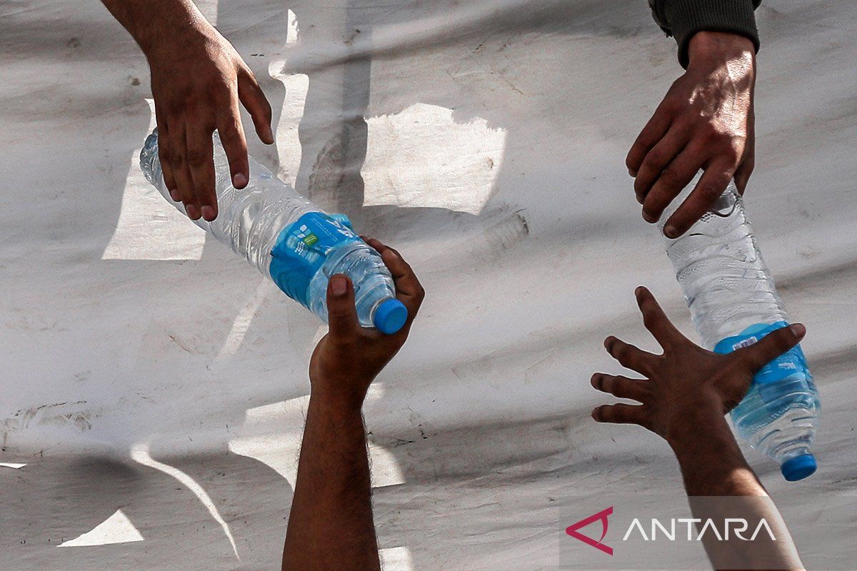 Warga Gaza minum air kotor akibat serangan gencar Israel