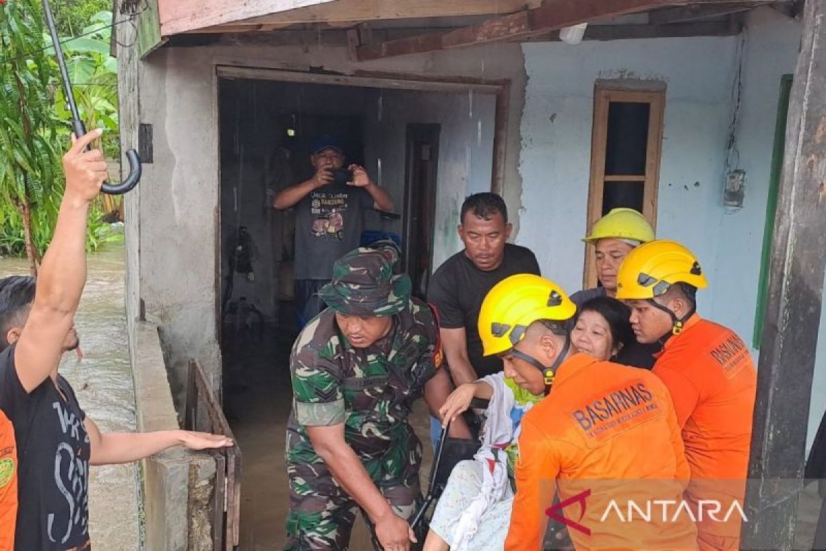 Basarnas Natuna mengevakuasi warga terdampak banjir
