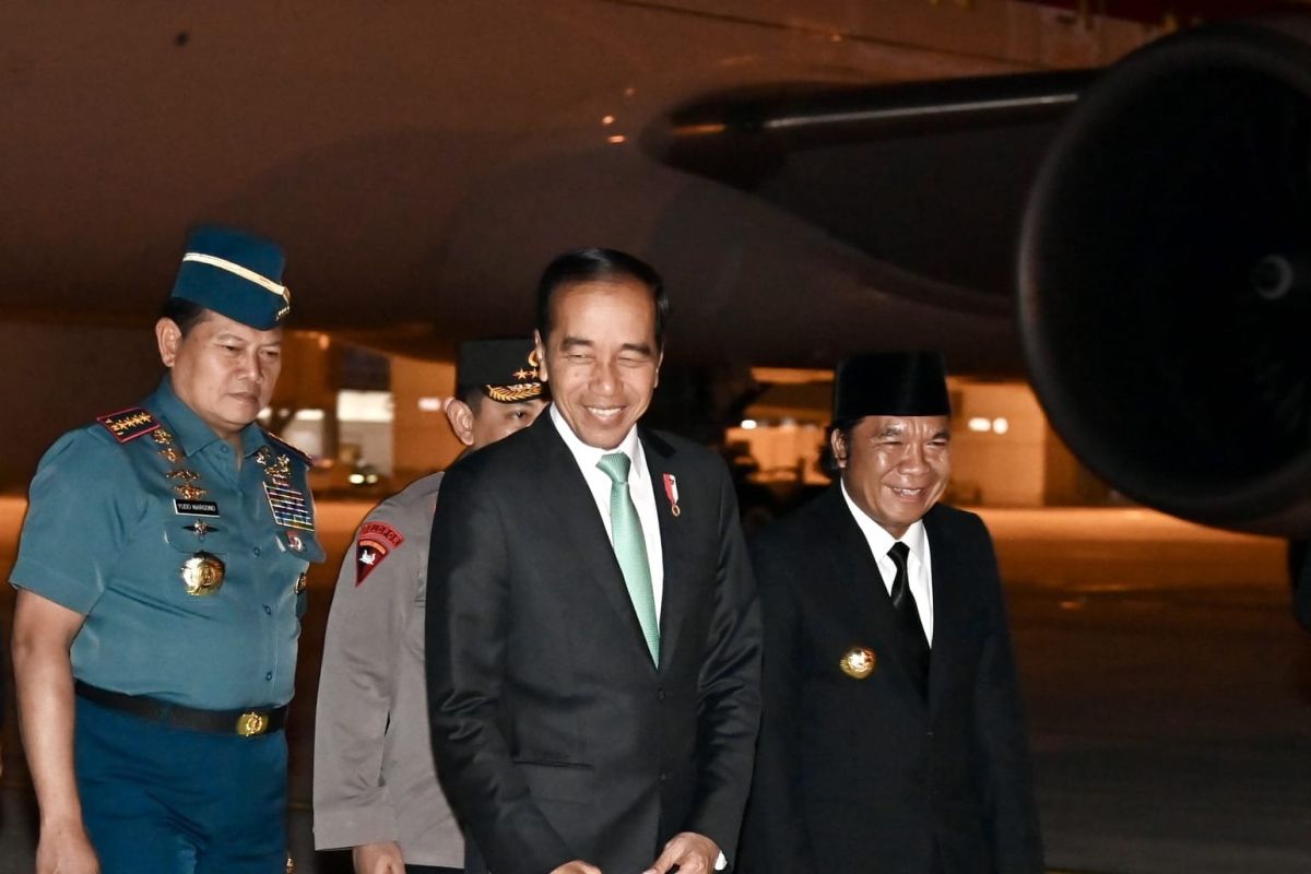 President Jokowi arrives in Jakarta after attending two summits