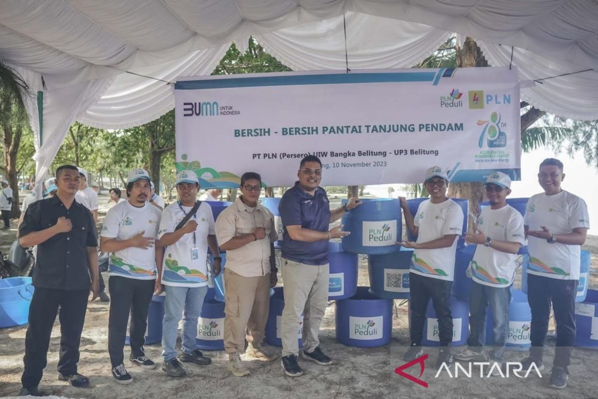 Dukung pariwisata Belitung, PLN salurkan bantuan tempat sampah di Pantai Tanjung Pendam