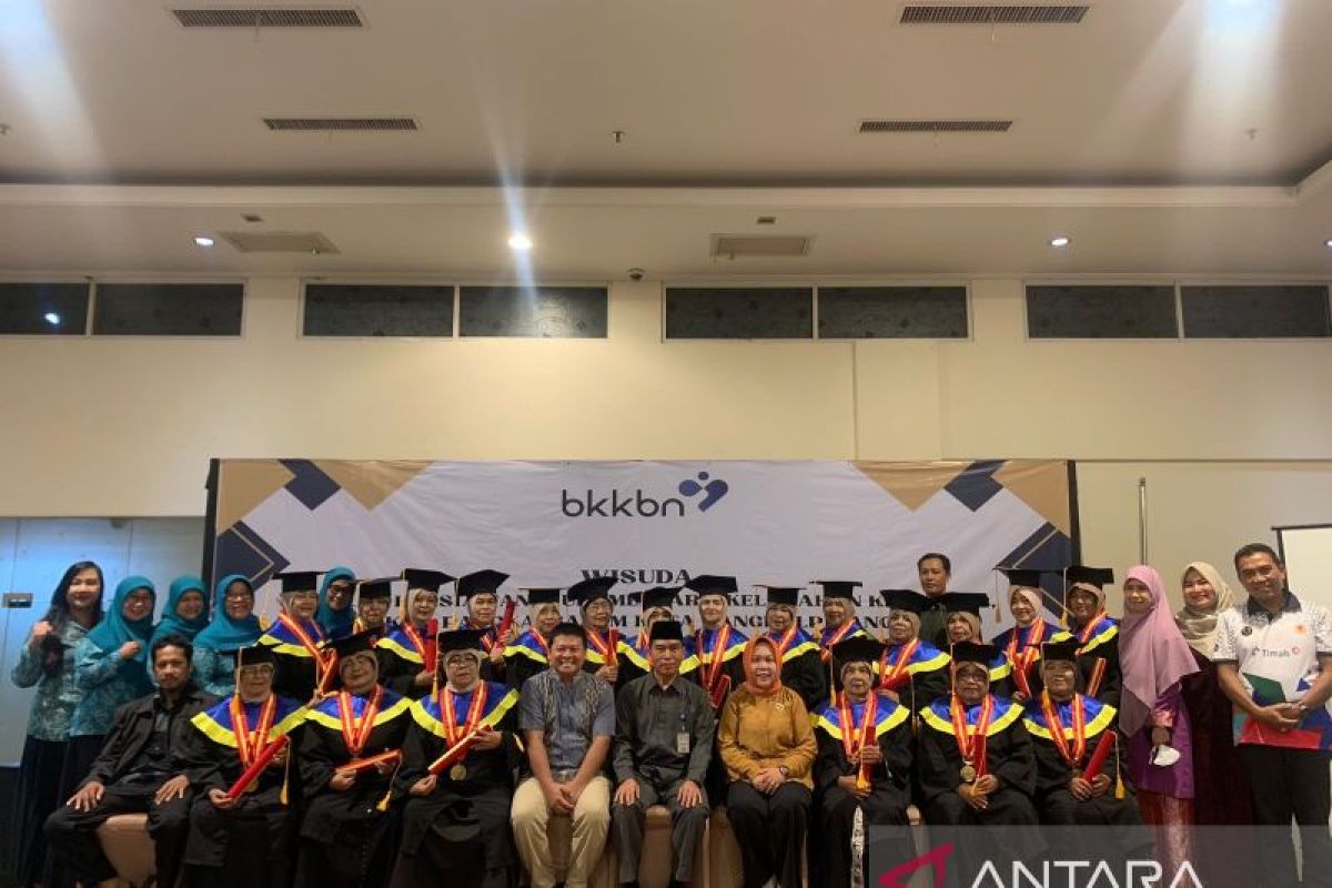 BKKBN Babel mewisuda 20 siswa Sekolah Lansia Tangguh Mentari