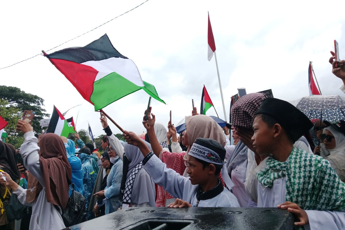 Warga Lombok Tengah mengumpulkan Rp 1,8 miliar bantu Palestina