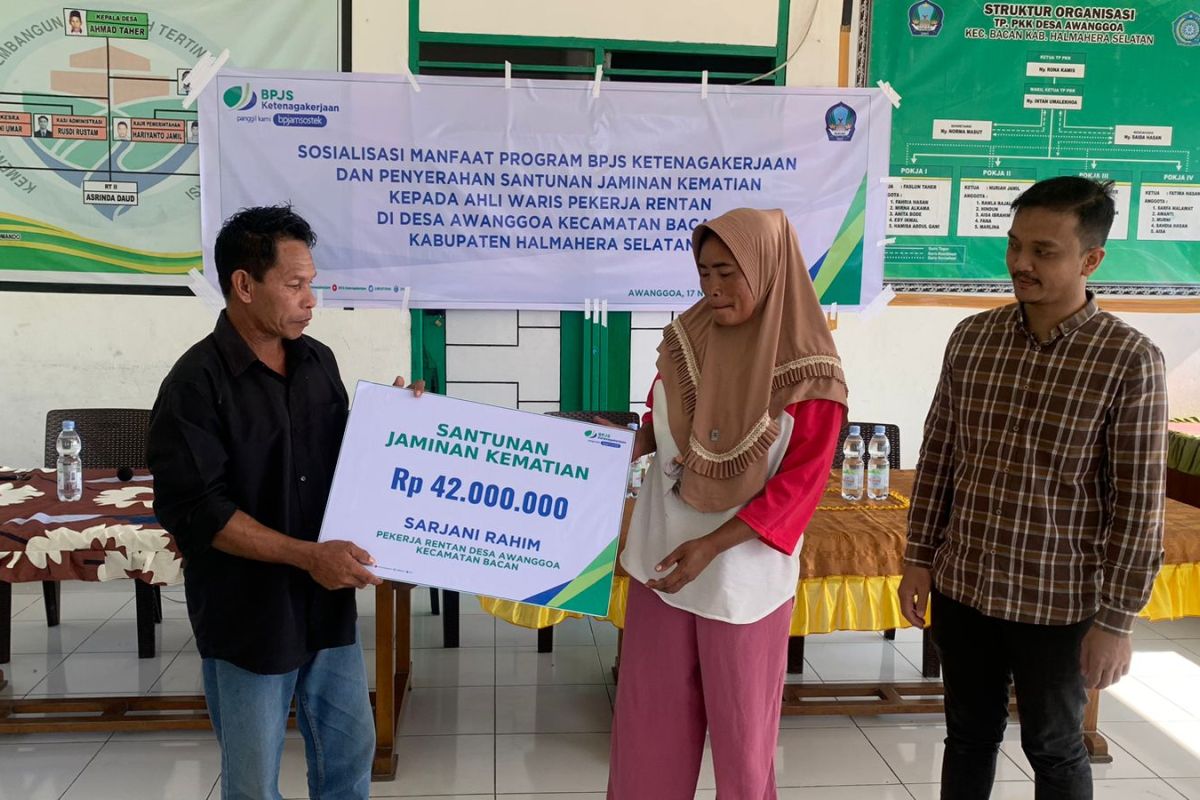 Ahli Waris Petani di Halmahera Selatan  terima  santunan Rp42 juta dari BPJS Ketenagakerjaan