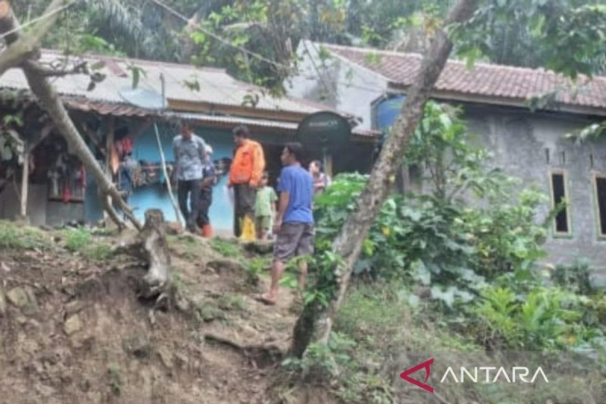 BPBD Cianjur Jabar relokasi delapan rumah warga di jalur longsor