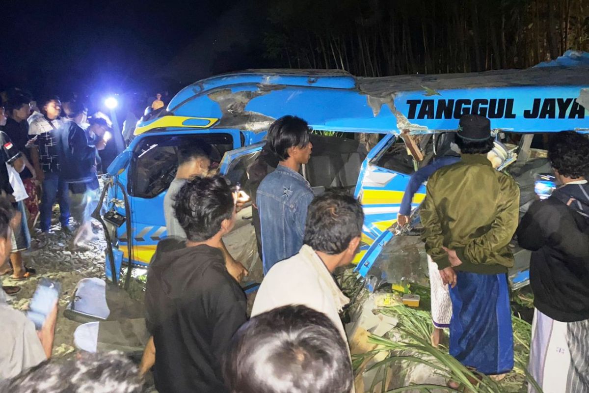 11 orang meninggal akibat minibus tertabrak KA Probowangi di Lumajang