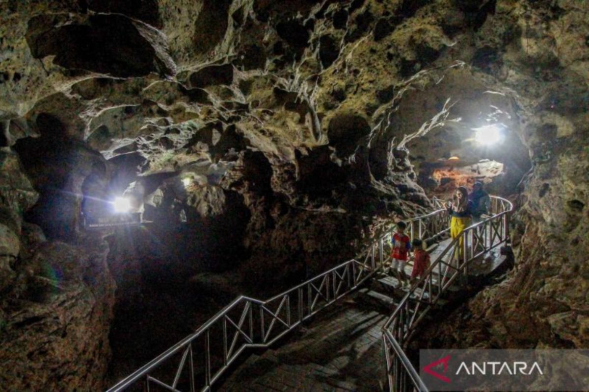 Wisata Gua Akbar di Tuban