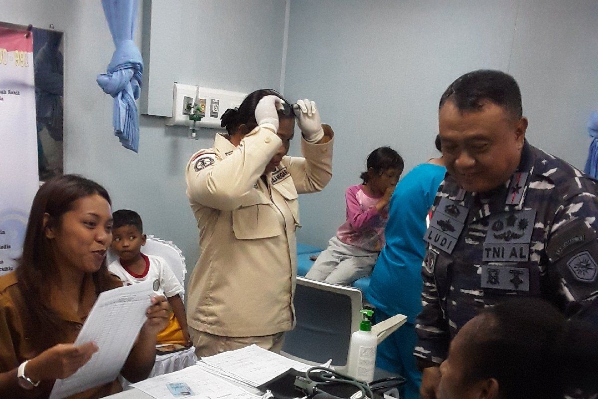 TNI AL berikan layanan kesehatan warga Biak Numfor