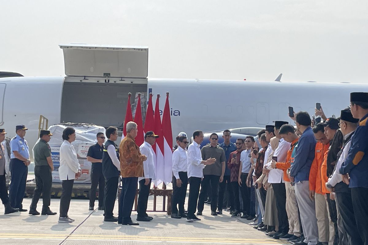 Presiden Jokowi  melepas pengiriman 21 ton bantuan tahap kedua untuk Palestina